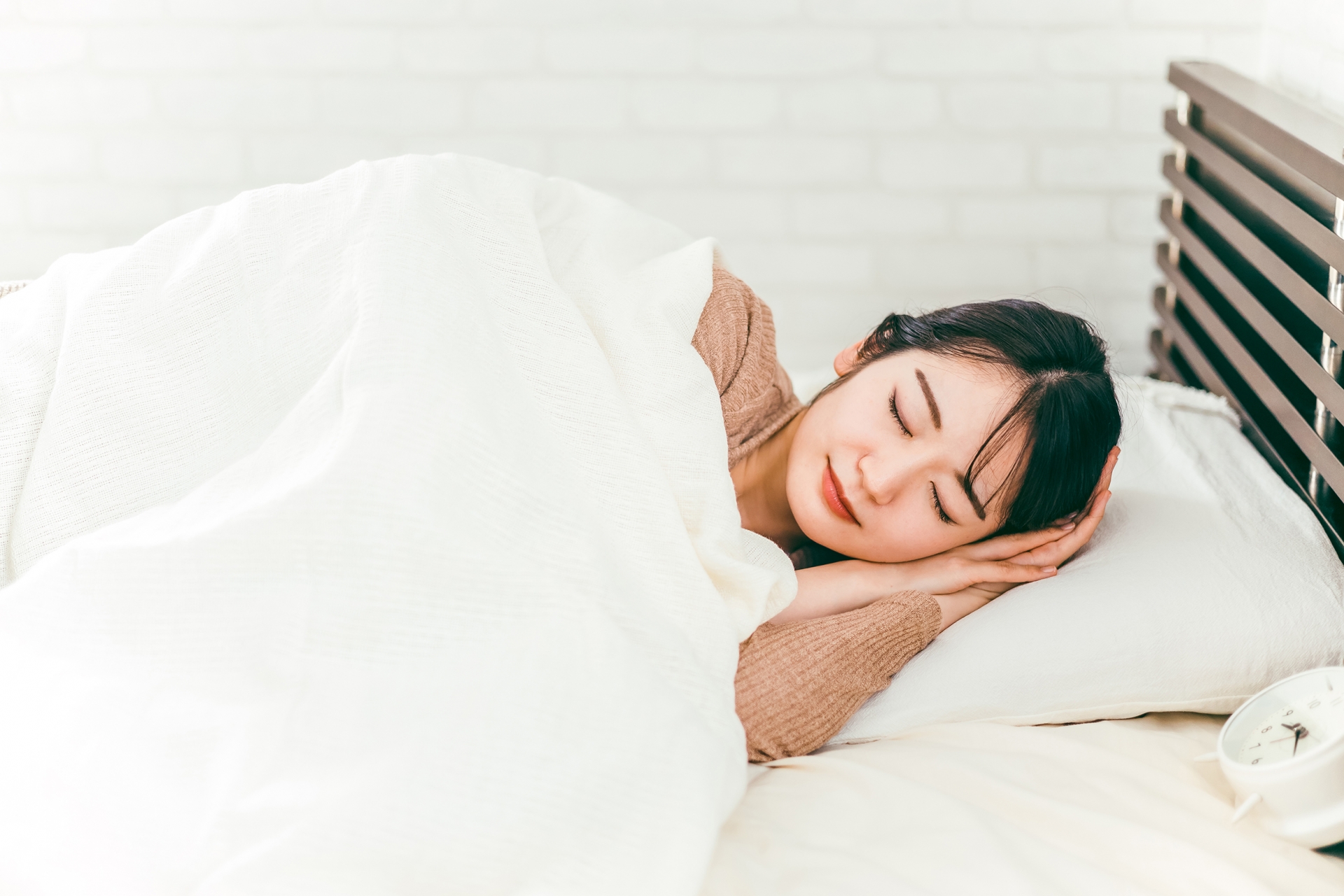 寝る前のストレッチや入浴がスムーズな入眠へのカギ!寝具やパジャマ選びのコツも